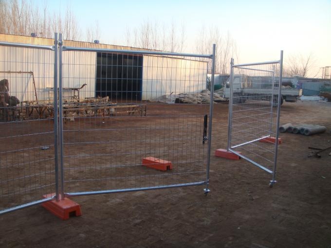 Portable Construction Fence Secure Temporary Fencing With Locking Lock / Rubber Rollers