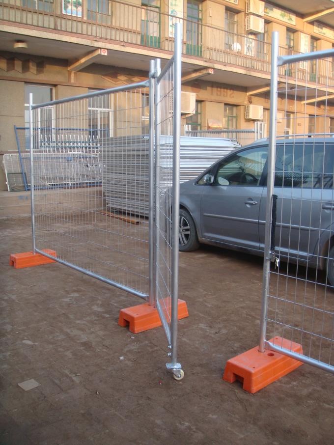 Portable Construction Fence Secure Temporary Fencing With Locking Lock / Rubber Rollers