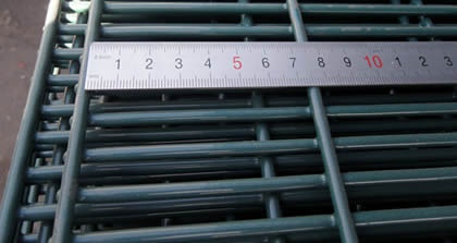 Measure 358 mesh size by a ruler, mesh size length 76.2mm