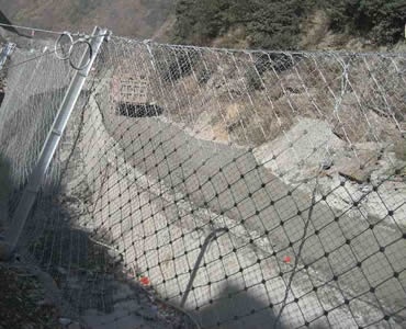 Slope protection rope mesh is installed at the foot of slope.
