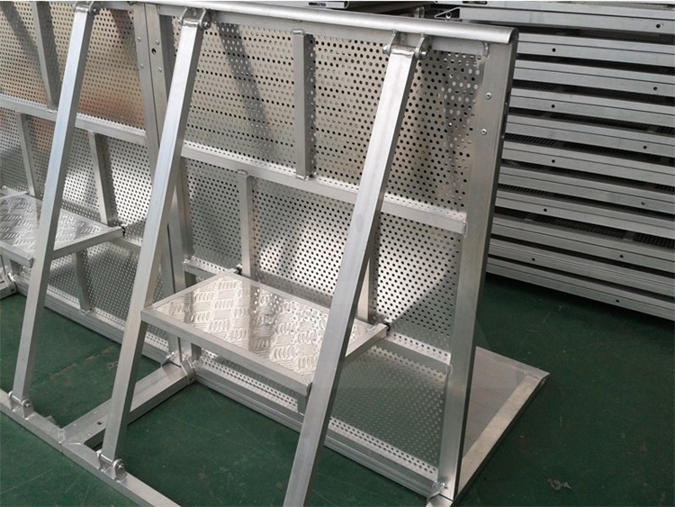 Aluminum crowd control barriers 